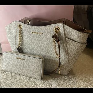 Michael Kors MK zippered purse and wallet